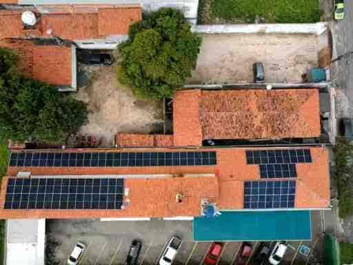 painéis-solares-comércio-visto=de=cima