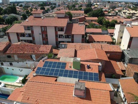 painéis-solares-residência-vista=de=cima