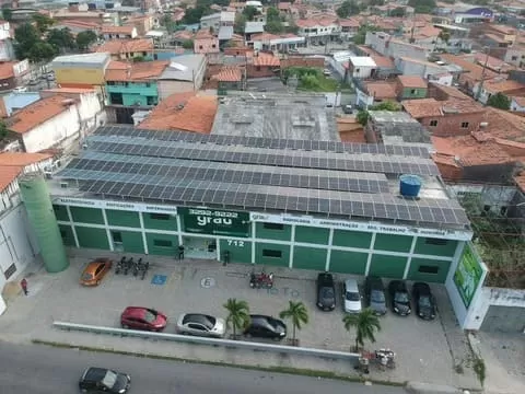 painéis-solares-comércio-visto=de=cima