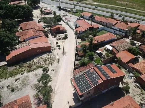 painéis-solares-comércio-visto=de=cima