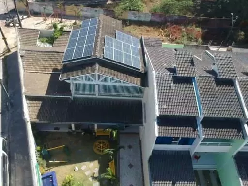 painéis-solares-residência-vista=de=cima