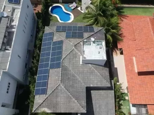 painéis-solares-residência-vista=de=cima